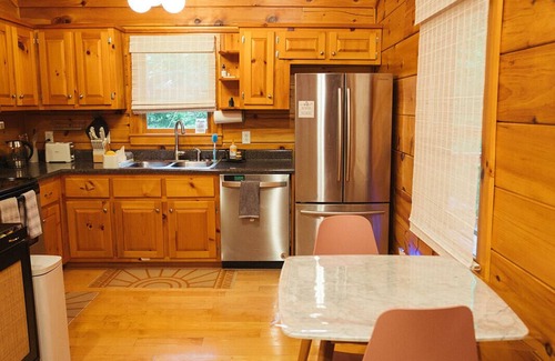 Piper Gap Cabin | Peaceful Mountain Log Cabin Getaway with Hot Tub!