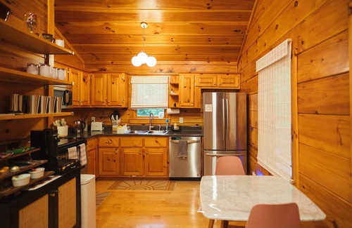Piper Gap Cabin | Peaceful Mountain Log Cabin Getaway with Hot Tub!