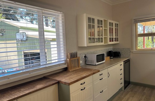 Sydney House | Peaceful mountains cottage stay. 5min drive to Springwood town and train line.
