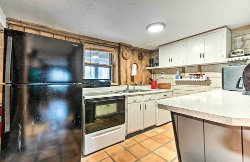 Mount Sterling Cottage | Peaceful Mt Sterling Cabin: Deck & Fire Pit!