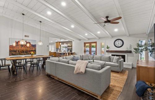 Dobson Ranch House | Peaceful Palm - Farmhouse Chic with Pool & Games
