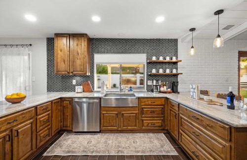 Dobson Ranch House | Peaceful Palm - Farmhouse Chic with Pool & Games