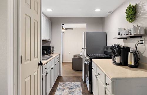 Groveland House | Peaceful Park Living - 3BD 10mins to DT Peoria