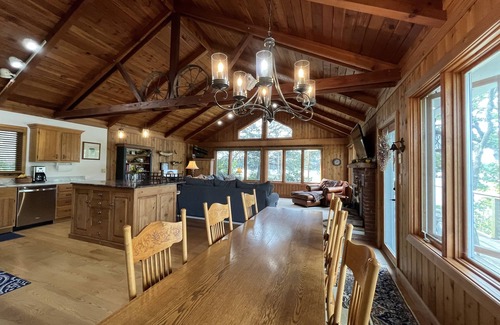 East Troy House | Peaceful & "Pleasant" Lake Retreat on "The Point"