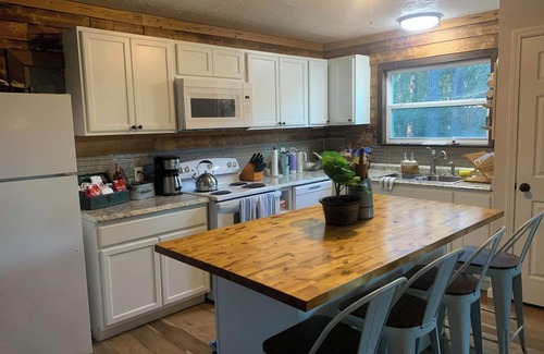 Conroe Cabin | Peaceful Private Lakeside Cabin Family Vacation