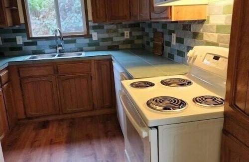 Coos Bay Apartment | Peaceful Retreat hike to parkn