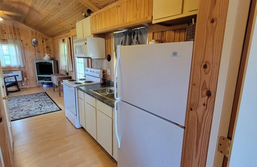 Springfield Cabin | Peaceful retreat on the historic 1794 Litsey estate near Springfield, Kentucky.