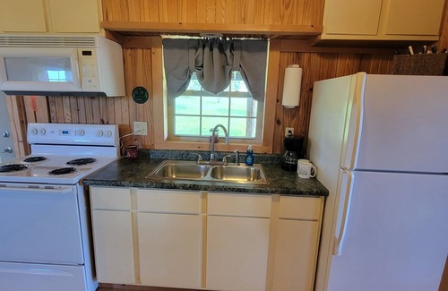Springfield Cabin | Peaceful retreat on the historic 1794 Litsey estate near Springfield, Kentucky.