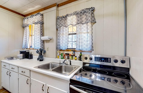Magnolia Other | Peaceful retreat with ponds, canoe, paddle board, pool table, firepit, & grill