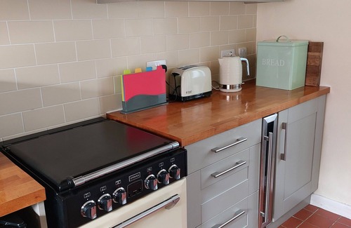 Rosevine Cottage | Peaceful Rural Location Set Within 5 Acres Of Pasture and Woodland, pet friendly