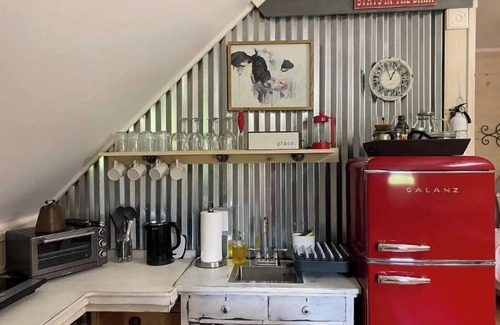 Shaftsbury House | Peaceful Stay at Birds of a Feather Farm & Span