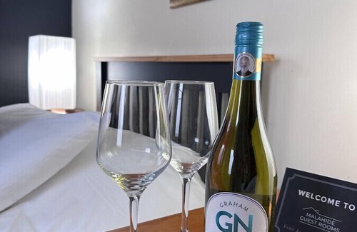Malahide House | Peaceful twin en-suite room in a cozy Guest House, close to Malahide Castle and Dublin Airport