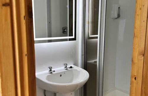 Malahide House | Peaceful twin en-suite room in a cozy Guest House, close to Malahide Castle and Dublin Airport