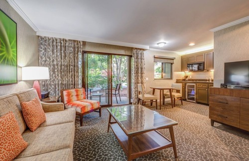 Barron Park Hotel | Peaceful Unit with Outdoor Pool, Free Breakfast & Free Parking