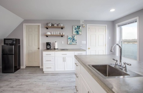 East Irondequoit Apartment | Peaceful updated Studio overlooking Irondequoit Bay