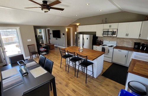 Georgian Bay Cottage | Peaceful Upscale Muskoka Cottage, 3 Bedrooms, Hot Tub, WiFi, Satellite