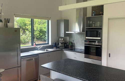 Lake Hawea House | Peaceful warm and sunny beautifully furnished half an acre 7 mins walk to lake