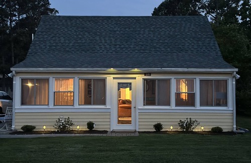 Grimstead House | Peaceful Waterfront Retreat. Kayaks, Bicycles, Firepit, and more. Pet-Friendly!