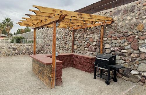 El Paso House | Peaceful West: 4BR Dusk Haven