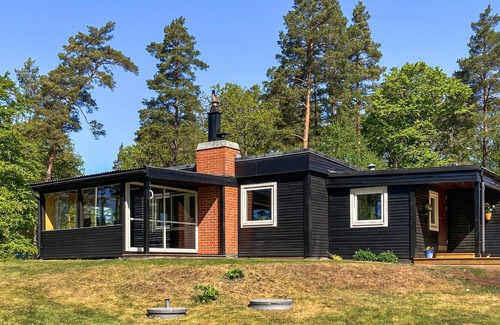 Stavsjo House | Peacefully located cottage on a promontory that extends onto the lake Bolmen.