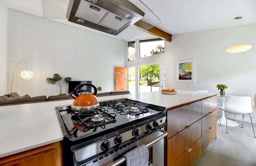 South River City House | Peachy Dream | SoCo Mid-Century Pet Stay