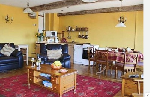 Talybont-on-Usk House | Peacock Cottage, Pet Friendly, Black Mountain Range, nestled on Brecon Beacons