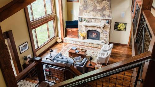 Christie Heights House | Peak 8 by AvantStay Spacious Modern Cabin w Hot Tub Views
