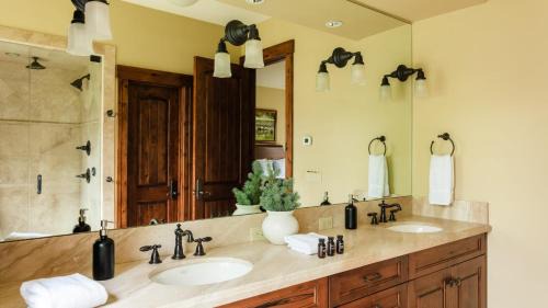 Christie Heights House | Peak 8 by AvantStay Spacious Modern Cabin w Hot Tub Views