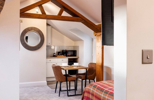Padfield Apartment | Peak District Haven | Scenic Glossop Retreat | Pass the Keys