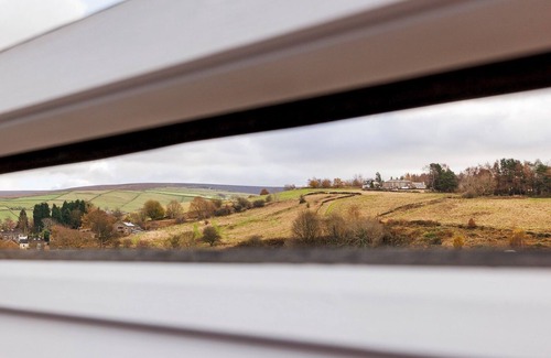 Padfield Apartment | Peak District Haven | Scenic Glossop Retreat | Pass the Keys