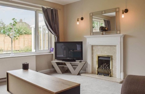 Ashbourne House | Peak District Home with Garden and Parking