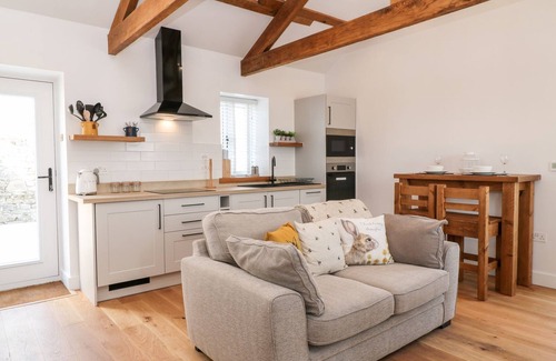 St Mellion Cottage | PEAR TREE COTTAGE, pet friendly, with hot tub in St Dominick