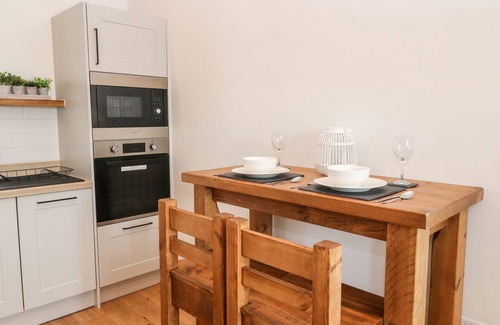 St Mellion Cottage | PEAR TREE COTTAGE, pet friendly, with hot tub in St Dominick