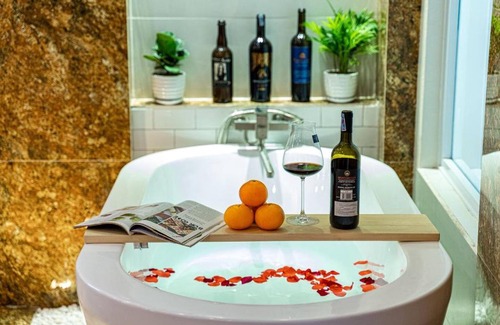 Hang Trong Apartment | Pearl Bathtub in the OldQuarter near HoanKiem Lake