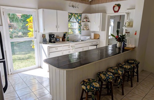 Dunmore Town Cottage | Peas 'N Rice Cottage, Close to the Beach
