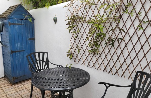 Worthing Cottage | Pebble Cottage:2 Bed Cottage 2 mins from the beach