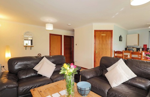 Contin Cottage | PEBBLES COTTAGE, pet friendly, with a garden in Strathpeffer