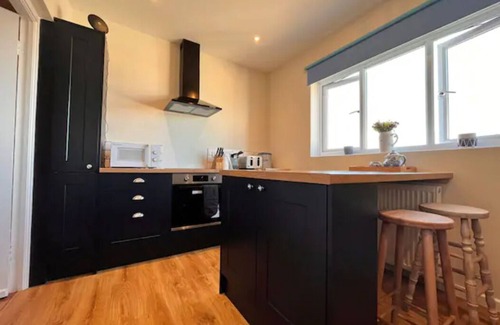 Blue Anchor Apartment | Pebbles Reach, 2 Bed Sea view apartment & hot tub