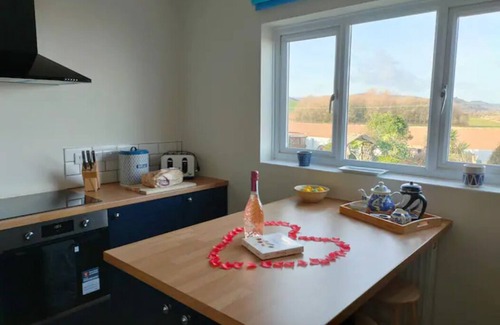 Blue Anchor Apartment | Pebbles Reach, 2 Bed Sea view apartment & hot tub