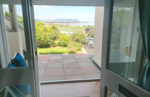 Blue Anchor Apartment | Pebbles Reach, 2 Bed Sea view apartment & hot tub