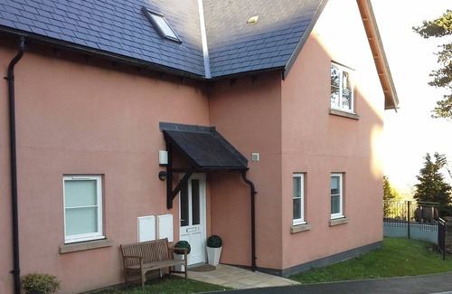 Saundersfoot Apartment | Pebbles Superb Apartment/Woodland & Sea View/Short Walk Beach/Free Parking &WiFi
