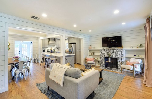 Frisco Cottage | Pecan Blue Frisco Home w/Private Yard & Hot Tub
