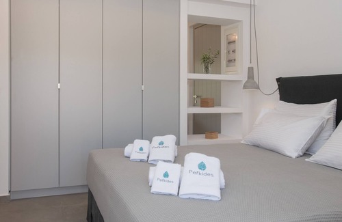 Marathopoli House | Pefkides Suites Where pines meet the sea