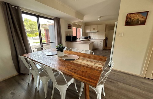 White Sands House | Pelican Retreat @ Riverglen - Ideal for tradies, corporate, families & holidays.