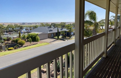 White Sands House | Pelican Retreat @ Riverglen - Ideal for tradies, corporate, families & holidays.
