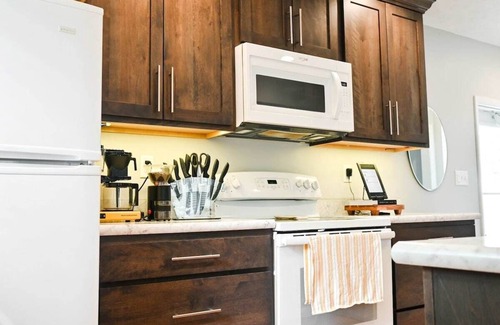 Lincoln House | Peloton House Luxury |Peloton Bike| Large Hot Tub