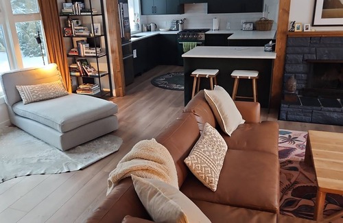 Pemberton House | Pemberton home with hot tub & sauna – 30 minutes from Whistler Village
