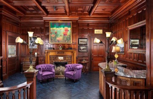 Inner Harbour Hotel | Pendray Inn and Tea House