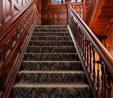 Inner Harbour Hotel | Pendray Inn and Tea House