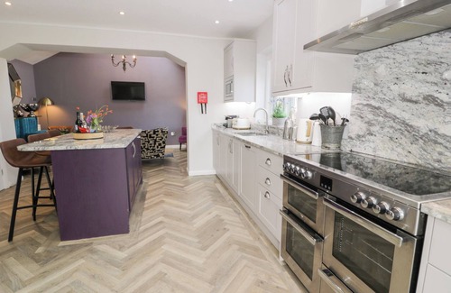 Llanrwst Cottage | PENGWERN, pet friendly, with hot tub in Llanrwst